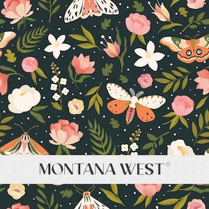Op de afbeelding: Een donkergroene achtergrond met een herhalend patroon van roze en witte bloemen, groene bladeren en kleurrijke motten. De tekst "MONTANA WEST" is in wit gedrukt op een grijze banner.