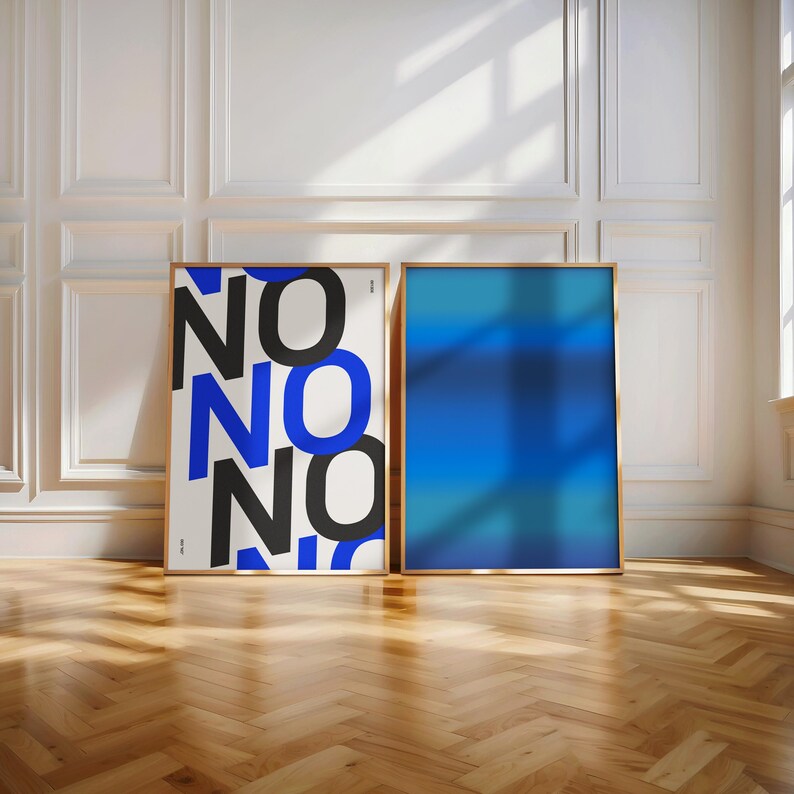 Puede incluir: Dos l&aacute;minas art&iacute;sticas enmarcadas. Una presenta la palabra "NO" repetida en un dise&ntilde;o audaz y apilado con letras negras y azules sobre un fondo blanco. La otra l&aacute;mina tiene un degradado de tonos azules. Ambas est&aacute;n en marcos de madera.