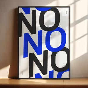 Puede incluir: Un p&oacute;ster enmarcado con la palabra "NO" en un dise&ntilde;o moderno y audaz. La palabra se repite tres veces, con letras negras y azules sobre un fondo blanco. La obra de arte se exhibe sobre una superficie de madera.
