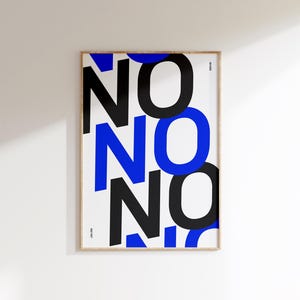 Puede incluir: Un estampado art&iacute;stico enmarcado con la palabra "NO" repetida en un dise&ntilde;o gr&aacute;fico audaz. Las letras son en negro y azul sobre un fondo blanco. La obra de arte est&aacute; en un marco de madera y cuelga de una pared blanca.