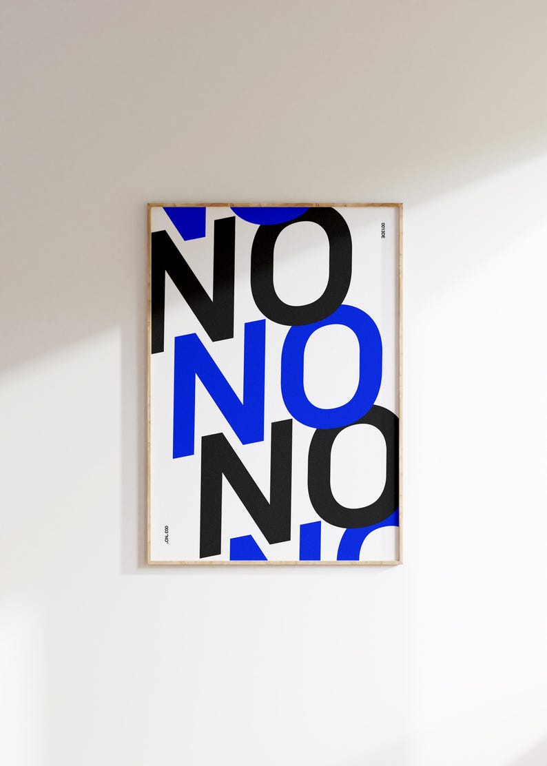 Puede incluir: Un estampado art&iacute;stico enmarcado con la palabra "NO" repetida en un dise&ntilde;o gr&aacute;fico audaz. Las letras son en negro y azul sobre un fondo blanco. La obra de arte est&aacute; en un marco de madera y cuelga de una pared blanca.