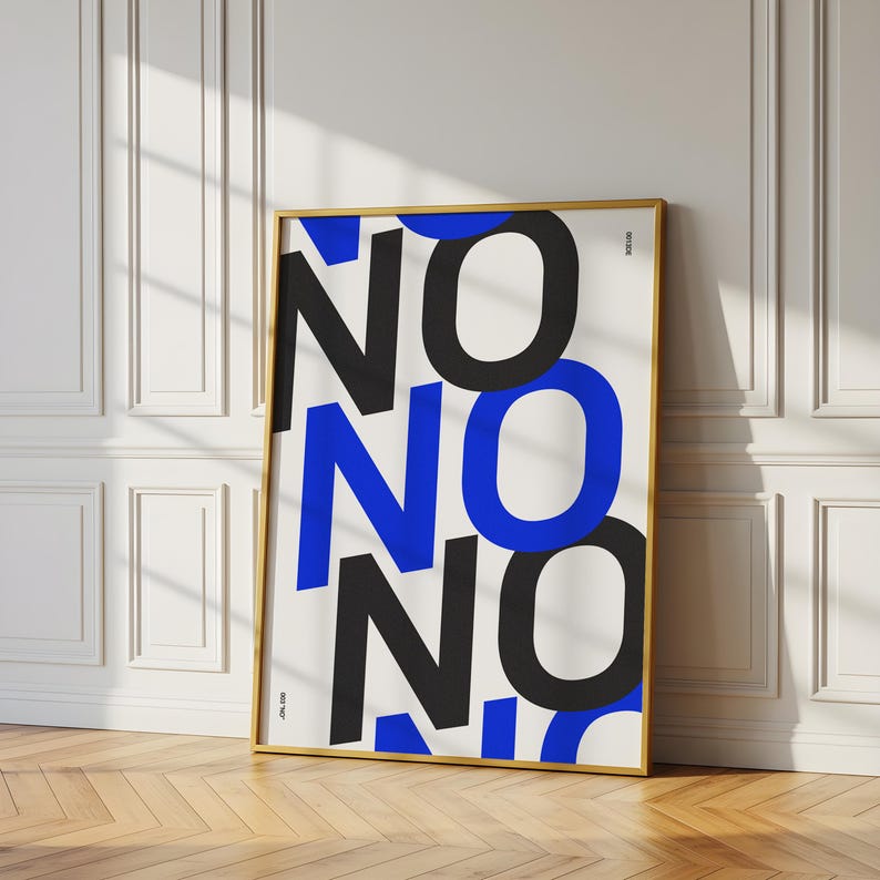 Puede incluir: Una impresi&oacute;n art&iacute;stica enmarcada con la palabra "NO" en un dise&ntilde;o moderno. La palabra se repite en negro y azul sobre un fondo blanco. El marco es dorado y la obra de arte se apoya contra una pared blanca.