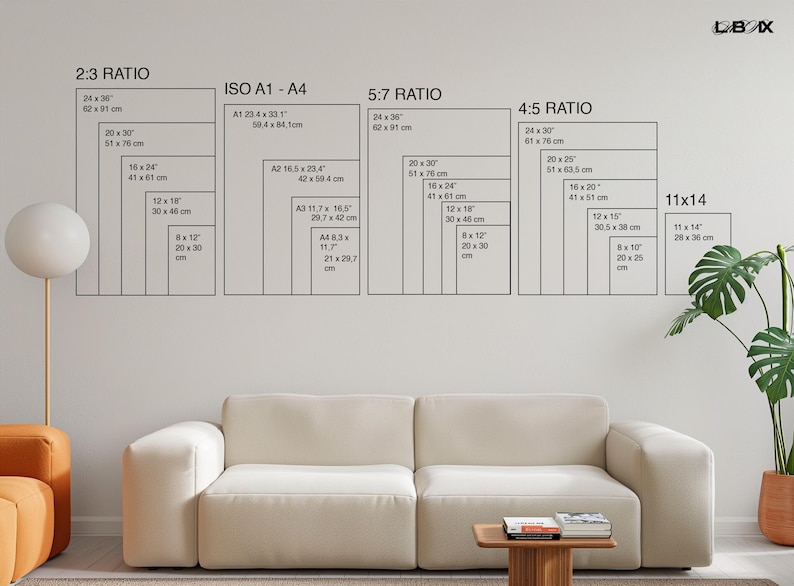 Puede incluir: Un sal&oacute;n moderno con un sof&aacute; blanco, una peque&ntilde;a mesa de madera y una planta en maceta. En la pared, gu&iacute;as de tama&ntilde;os enmarcadas en negro para varios formatos de impresi&oacute;n, incluyendo 2:3, ISO A1-A4, 5:7, 4:5 y 11x14, con medidas en cm.