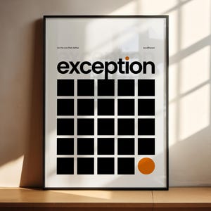 Op de afbeelding: Een ingelijste kunstdruk met het woord "exception" in vette zwarte letters, met een oranje stip boven de "o". Daaronder een raster van zwarte vierkanten en een oranje cirkel rechtsonder. De teksten "be the one that defines" en "be different" staan erboven.