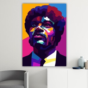 Könnte beinhalten: Ein farbenfrohes Pop-Art-Porträt eines Mannes mit einer großen Afrofrisur. Der Hintergrund ist eine Mischung aus Gelb, Rosa, Blau und Weiß.