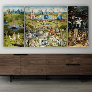 Peut inclure: Un triptyque représentant un paysage fantastique avec un grand panneau central montrant un rassemblement de personnes, d'animaux et de créatures mythologiques. Le panneau de gauche montre un paysage plus serein avec un petit étang et quelques personnages. Le panneau de droite représente une scène chaotique avec un enfer ardent et une multitude de personnages.