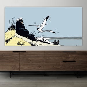 Könnte beinhalten: Eine Schwarzweißillustration eines Mannes in einer Matrosenmütze, der auf einer Sanddüne sitzt, während zwei Möwen über ihm fliegen. Der Hintergrund ist ein hellblauer Himmel und ein blaues Meer.