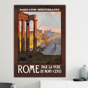 Può includere: Un poster di viaggio vintage per Roma, Italia, con un'illustrazione dettagliata di antiche rovine romane con alte colonne. Il poster ha un bordo marrone e testo in alto e in basso: "PARIS-LYON-MÉDITERRANÉE" e "ROME PAR LA VOIE DU MONT-CENIS."
