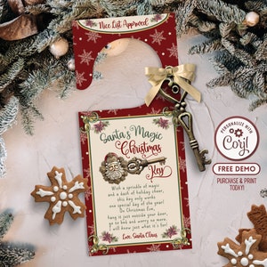 Pode incluir: Um pendurador de porta de Natal vermelho e dourado com um buraco de fechadura e uma chave vintage. O pendurador apresenta uma ilustração do Papai Noel e o texto "Santa's Magic Christmas Key". O texto diz "Com um toque de magia e um toque de alegria natalina, esta chave só funciona um dia especial do ano! Na véspera de Natal, pendure-o bem na frente da sua porta, vá para a cama e não se preocupe mais. Saberei para que serve! Com amor, Papai Noel".
