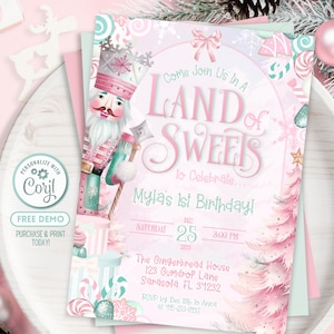 Puede incluir: Una invitación rosa y verde para una fiesta de primer cumpleaños con temática de cascanueces y bastón de caramelo. La invitación dice "Ven a unirte a nosotros en una Tierra de Dulces para celebrar... ¡El 1er cumpleaños de Myla!" La fiesta es el sábado 25 de diciembre de 2021 a las 3:00 PM en The Gingerbread House, 123 Gumdrop Lane, Sarasota, FL 34232. RSVP antes del 10 de diciembre a Anna al 415-653-0932.