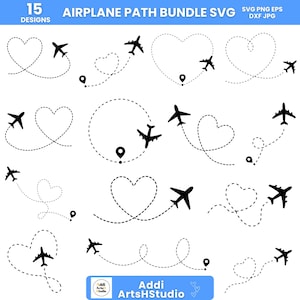 Puede incluir: Una colección de 15 diseños de aviones negros con trayectorias punteadas, incluyendo formas de corazón y bucle. El texto "AIRPLANE PATH BUNDLE SVG" está en la parte superior, con "SVG PNG EPS DXF JPG" a la derecha. El logo de Addi ArtsHStudio está en la parte inferior.