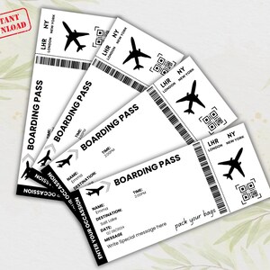 Peut inclure: Quatre cartes d'embarquement imprimables avec le texte "Boarding Pass" et "Enter Your Occasion" avec une ic&ocirc;ne d'avion et un code QR. Le texte "LHR London New York" est &eacute;galement sur les cartes.