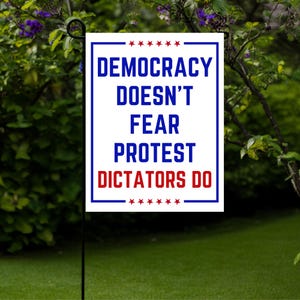 Letrero de protesta imprimible: La democracia no teme a las protestas, los dictadores sí. Póster "No al Día de Reyes", Letrero de jardín JPG, Anti Trump, Descarga digital.