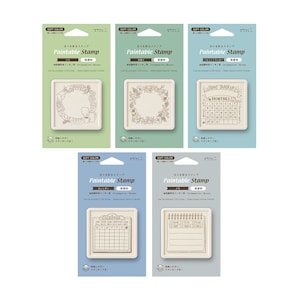 Puede incluir: Cinco sellos cuadrados Midori Paintable en tarjetas individuales. Los diseños incluyen una corona de pan, una corona floral, un rastreador de hábitos, un calendario y una lista de notas. Cada sello tiene tinta marrón y un marco blanco.