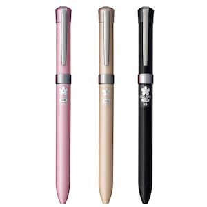 Könnte beinhalten: Drei Stifte mit verschiedenen Farben: rosa, beige und schwarz. Jeder Stift hat eine silberne Klammer und eine silberne Kappe mit dem aufgedruckten Text "3 COLORS 0.5".