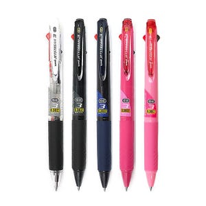 Op de afbeelding: Vier meerkleurige pennen met zwarte, blauwe, roze en witte vaten. Elke pen heeft drie verschillende gekleurde inktpatronen en de tekst "uni JETSTREAM 3" gedrukt op het vat. De pennen hebben een punt van 0,38 mm.