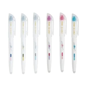 Peut inclure: Six stylos blancs avec des bouchons transparents et des accents color&eacute;s. Chaque stylo porte l'inscription "ILMILY" et "Color Ink" imprim&eacute;e sur le c&ocirc;t&eacute;. Les stylos sont dispos&eacute;s en rang&eacute;e de gauche &agrave; droite.