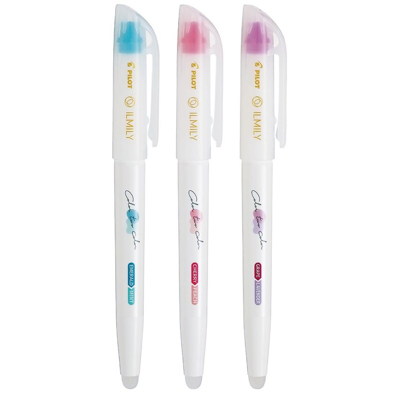 Peut inclure: Trois stylos surligneurs blancs avec des bouchons transparents. Les stylos ont des encres de couleurs diff&eacute;rentes&nbsp;: menthe &eacute;meraude, p&ecirc;che cerise et lavande violette. Les stylos sont &eacute;tiquet&eacute;s "PILOT ILMILY Color  tor Color".