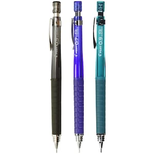 Op de afbeelding: Drie Pilot S5 Series mechanische potloden in zwart, paars en teal. Elke potlood heeft een clip, een grip en de potlooddikte op de schacht gedrukt. Het zwarte potlood is 0,5, de paarse is 0,7 en de teal is 0,9.