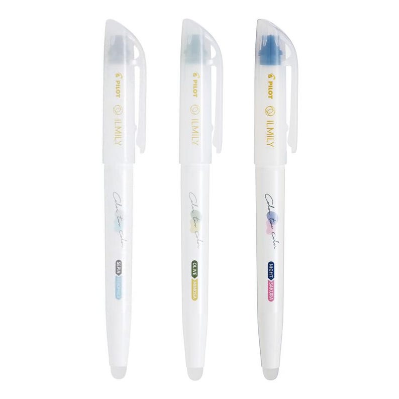 Peut inclure: Trois surligneurs blancs Pilot Ilimily Color Eno avec un capuchon transparent et une poign&eacute;e en caoutchouc. Les surligneurs sont &eacute;tiquet&eacute;s avec les couleurs "Seafoam", "Olive" et "Night Sky".