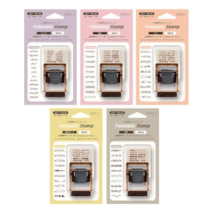 Puede incluir: Cinco sets de sellos Paintable de la marca Midori en su empaque individual. Cada set incluye un sello giratorio con tinta marrón a base de aceite, diseñado para usar con marcadores a base de agua. Los diseños incluyen meses, días de la semana e ilustraciones variadas como gatos, poses de animales y bordes decorativos.