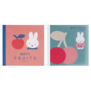 Puede incluir: Dos tarjetas cuadradas con ilustraciones de frutas. Una presenta una manzana roja y un conejito blanco, la otra cerezas y un conejito. El texto "MIFFY FRUITS" está impreso en ambas tarjetas.