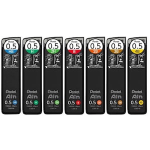 Op de afbeelding: Een set van acht Pentel Ain mechanische potloodmijnen in verschillende hardheden: HB, H, 2H, B, 2B, 3B en 4B. Elke mijn heeft een diameter van 0,5 mm en wordt geleverd in een zwart-witte verpakking met het Pentel Ain logo en de hardheid van de mijn erop gedrukt.