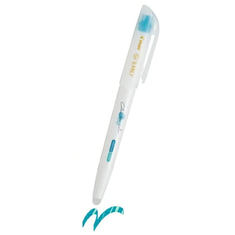 Peut inclure: Stylo gel effa&ccedil;able Pilot Frixion Clicker blanc avec des accents bleus. Le stylo porte l'inscription "Pilot" et "ILMILY" sur le c&ocirc;t&eacute;. Le stylo pointe vers un tourbillon bleu turquoise.