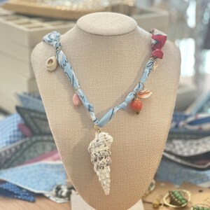 Naszyjnik z bandaną inspirowany oceanem – ręcznie robione zawieszki z muszli morskich, biżuteria w stylu nadmorskim, plażowy klimat, regulowany naszyjnik w stylu boho