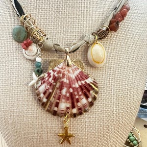 Naszyjnik z bandaną inspirowany oceanem – ręcznie robione zawieszki z muszli morskich, biżuteria w stylu nadmorskim, plażowy klimat, regulowany naszyjnik w stylu boho