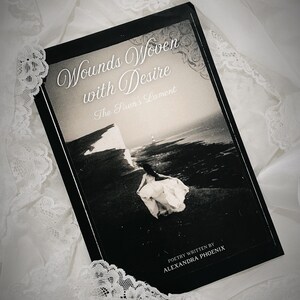 Livre de poésie « Wounds Woven with Desire : The Siren's Lament » par Alexandra Phoenix - Exemplaire signé