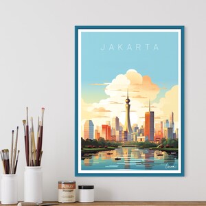 Op de afbeelding: Een kleurrijke illustratie van de skyline van Jakarta met de tekst "JAKARTA" bovenaan. De illustratie toont een hoge toren, verschillende gebouwen en een waterpartij met reflecties.