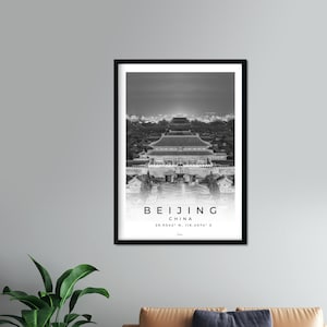 Peut inclure: Impression en noir et blanc encadrée de Pékin, Chine, représentant un paysage urbain nocturne avec un bâtiment important. L'impression comprend le nom et les coordonnées de la ville. L'œuvre est affichée au-dessus d'un canapé en cuir marron.