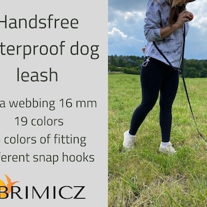 Op de afbeelding: Een handsfree waterdichte hondenriem met een zwarte band en een zwarte karabijnhaak. De riem is gemaakt van 16 mm brede hexa-weving en is verkrijgbaar in 19 kleuren. De karabijnhaak is verkrijgbaar in 5 kleuren.
