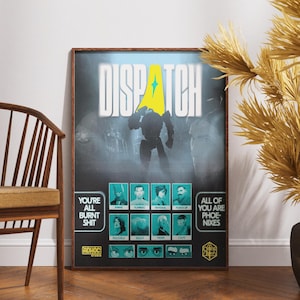 Puede incluir: Un póster enmarcado con la palabra "DISPATCH" en letras blancas con un diseño de rayo amarillo y verde. El póster presenta una imagen oscura de una figura y varias imágenes más pequeñas de personas. El texto en el póster dice "YOU'RE ALL BURNT SHIT" y "ALL OF YOU ARE PHOENIXES."