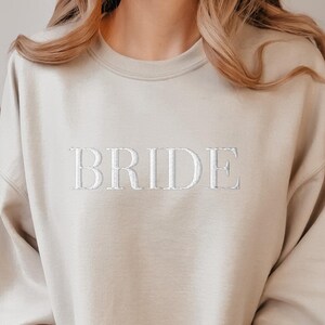 Braut besticktes Sweatshirt, benutzerdefinierte Brautjungfer Sweat, Trauzeugin Pullover, Bachelorette Sweat, Hen Brautparty, Hochzeit Stickerei Geschenk
