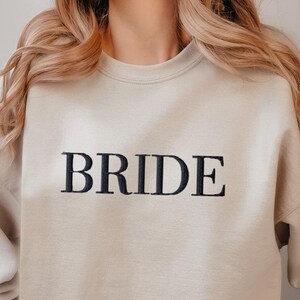Braut besticktes Sweatshirt, benutzerdefinierte Brautjungfer Sweat, Trauzeugin Pullover, Bachelorette Sweat, Hen Brautparty, Hochzeit Stickerei Geschenk