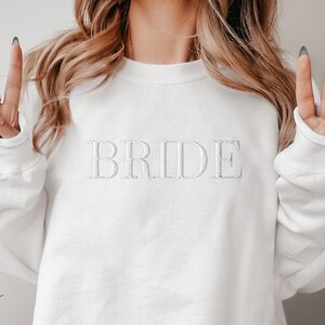 Stickerei Geschenk für die Braut, besticktes Braut Sweatshirt, benutzerdefinierte Brautjungfer Sweat, Verlobungsgeschenk, Bachelorette Sweat, zukünftige Mrs Pullover