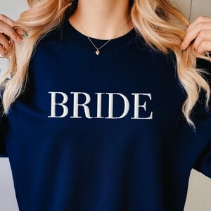Braut besticktes Sweatshirt, benutzerdefinierte Brautjungfer Sweat, Trauzeugin Pullover, Bachelorette Sweat, Hen Brautparty, Hochzeit Stickerei Geschenk