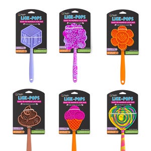 Op de afbeelding: Zes kleurrijke likmatten voor honden en katten. Elke mat is gevormd als een ander object, waaronder een bot, een bloem, een poep, een ijshoorn en een lolly. De matten zijn bevestigd aan een handvat en hebben een zuignap aan de achterkant.