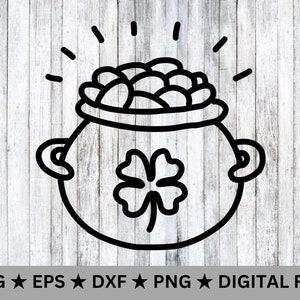 以下が含まれることがあります： 四つ葉のクローバーが付いた金の鍋の白黒イラスト。鍋は金貨で満たされ、2つのハンドルが付いています。画像には「SVG EPS DXF PNG DIGITAL FILE」というテキストが含まれています。