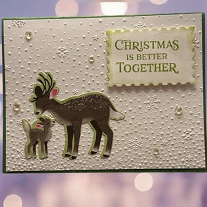 Carte de Noël élégante avec maman et bébé cerf, flocons de neige en relief, voeux de Noël