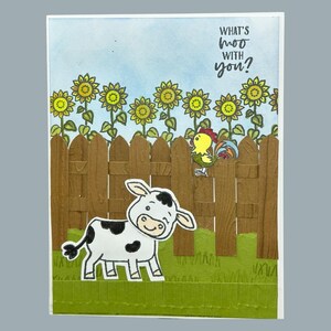 Carte vache espiègle avec tournesols et bébé coq - Jolie carte d'amitié - Quoi de neuf avec toi - Carte de voeux avec des animaux de la ferme