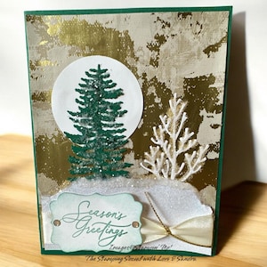Carte de Noël élégante avec fond feuille d'or et collines enneigées scintillantes