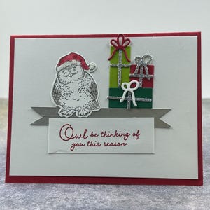 Charmante carte de voeux de hibou de Noël, carte de vœux festive avec des cadeaux, voeux de Noël mignon hibou