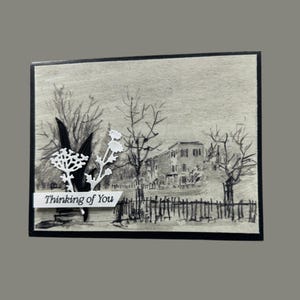 Belle carte faite main « Je pense à vous » avec une vieille maison et des arbres nus en beige et noir - parfaite pour envoyer des pensées chaleureuses