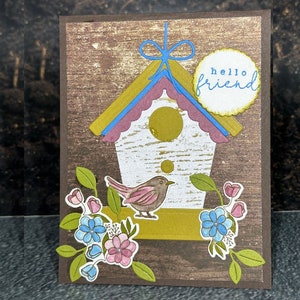 Bonjour ami - charmante carte de maison d'oiseau avec un design d'oiseau mignon de fleurs - voeux fait main