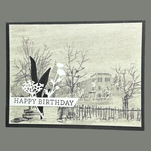 Belle carte d'anniversaire faite main avec une vieille maison, des arbres dénudés et une scène vintage beige et noire : un look chaleureux et intemporel !