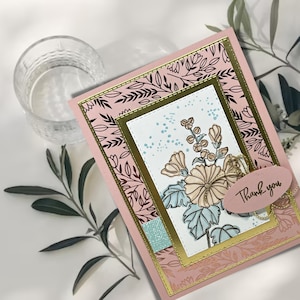 Dites merci élégante carte de voeux or et rose. Des fleurs douces et subtiles pour quelqu'un de spécial. Carte minimaliste