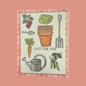 Jolie carte faite main pour les jardiniers avec des outils, des légumes et un joyeux message « Juste pour vous » - idéale pour les fans de plantation de printemps